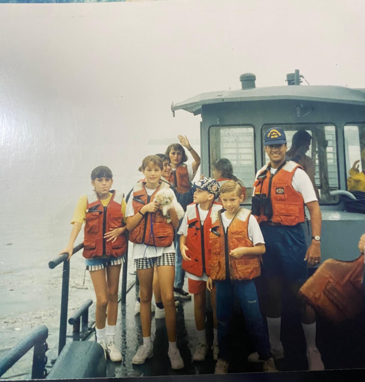 Diana de niña junto al mar