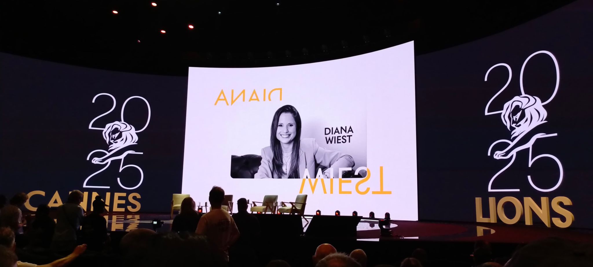 Diana Wiest en el escenario de Cannes Lions